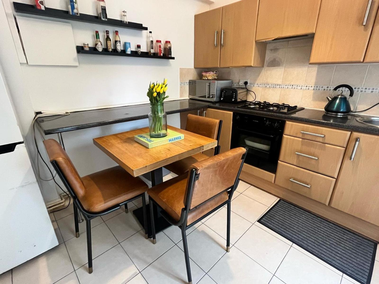Charming 1-Bedroom Apartment Southfields, 런던 외부 사진